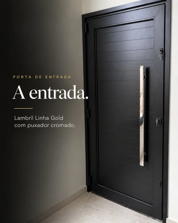 Porta preta com puxador cromado.