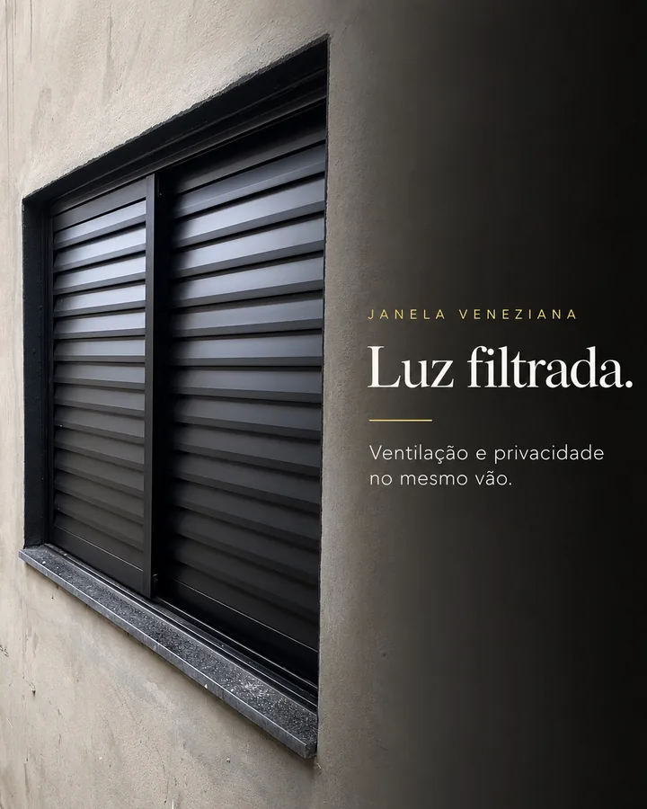 Janela preta com lâminas horizontais.