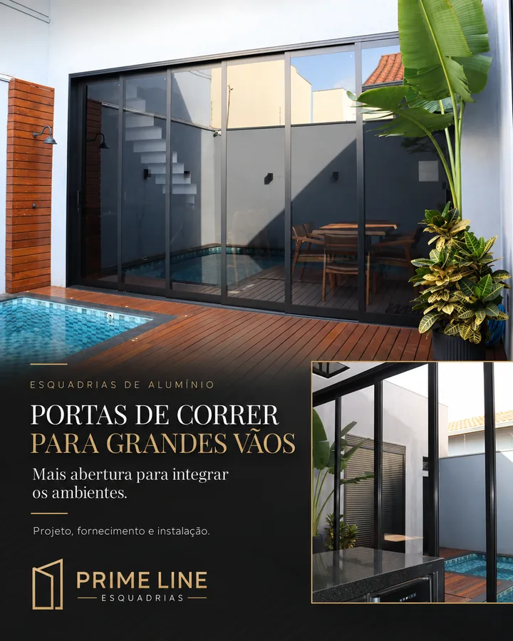 Portas de correr de alumínio para um grande vão, abertas para deck e piscina.