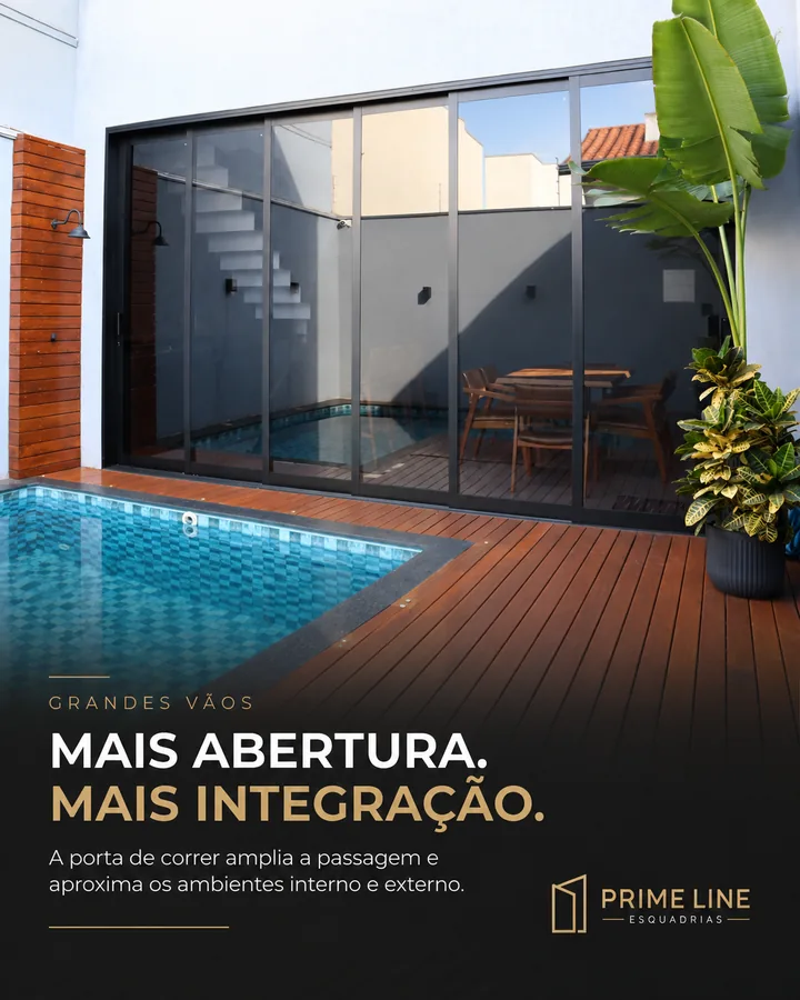 Portas de correr abertas, integrando o ambiente ao deck e à piscina.